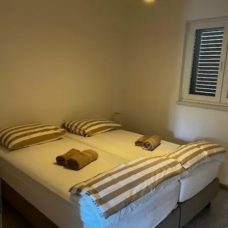 Apartament Sesil A Poljica -marina- Trogir - Dalmatie, Croatie 200m De La *
